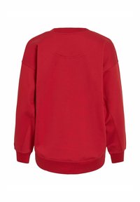 Röd sweatshirt med lös passform, rund halsringning och långa ärmar. Tyget verkar mjukt med ribbade ärmslut och nederkant. Slät textur, inga mönster.