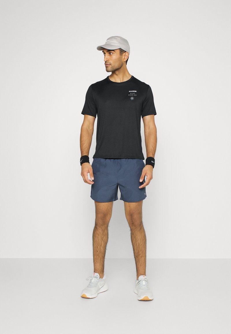 Herren Shirts | Nike Performance RUN MILER T-Shirt print black/schwarz - BS20536 Herren Shirts | Nike Performance RUN MILER T-Shirt print black/schwarz - BS20536