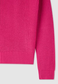 Sweter dzianinowy w intensywnym różowym kolorze. Posiada teksturowany wzór oraz ściągacze przy rękawach i na dolnym końcu. Materiał wydaje się miękki i wygodny.