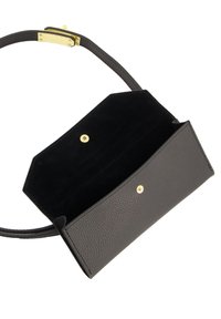 Schwarze Ledertasche mit strukturiertem Außenmaterial, goldenen Hardware-Elementen und offenem Innenraum. Verfügt über einen einzelnen verstellbaren Träger und einen Druckverschluss.