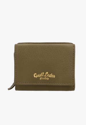 Cartera compacta de cuero verde oliva con el logo dorado "Gusti Leder studio", bordes cosidos y un tirador de cremallera en el lado izquierdo.
