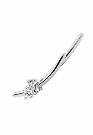 Pendiente de plata con un diseño curvado y tres piedras preciosas claras situadas en un extremo, que muestra una textura suave y un acabado pulido.