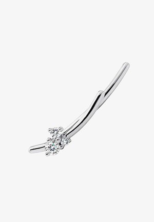 Pendiente de plata con un diseño curvado y tres piedras preciosas claras situadas en un extremo, que muestra una textura suave y un acabado pulido.