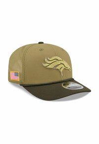 Bronzekappe mit strukturiertem Design und grünem Schirm, ausgestattet mit einem gestickten Pferdelogo und einem kleinen amerikanischen Flaggenpatch an der Seite.