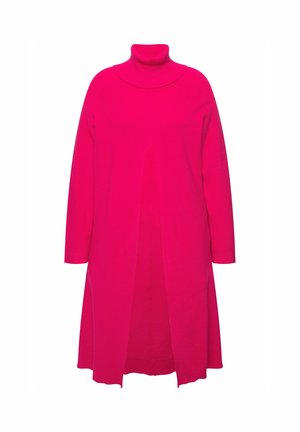 Fuchsia coltrui jurk met lange mouwen en een uitlopende silhouet, voorzien van een voorplooing voor extra detail en een zachte textuur.