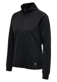 Giacca nera con zip realizzata in tessuto morbido, con colletto alto, maniche raglan e un patch con logo sul lato sinistro in basso.