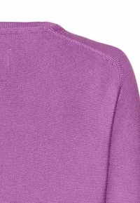 Lilla strikket sweater med rund halsudskæring, fin tekstur og sømløse skuldredetaljer og en ensfarvet overflade uden mønstre.