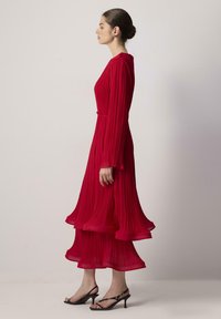Touché Privé WITH BINDING BELT - Denné šaty - red