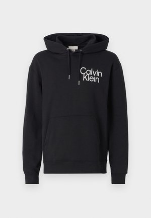 Schwarzer Calvin Klein Hoodie mit Fronttasche, verstellbarer Kapuze und weißem Logo-Schriftzug auf der oberen linken Brust.