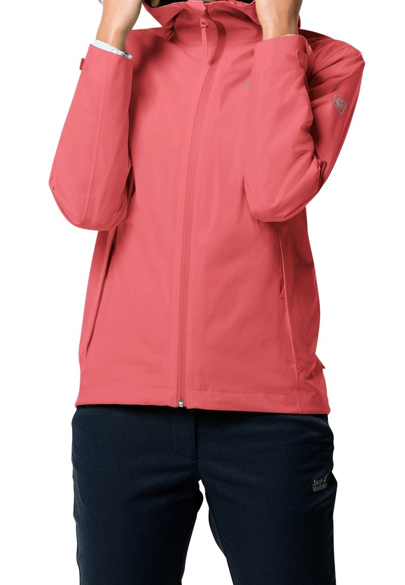 Rosa vattentät jacka med dragkedja, hög krage och långa ärmar. Har två sidofickor och en slät, något glänsande textur.