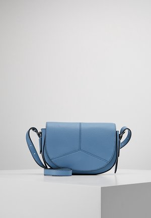 Niebieska skórzana torba na ramię z regulowanym paskiem, zakrzywioną klapą i geometrycznym przeszyciem, prezentowana na białym postumencie na jednolitym tle.