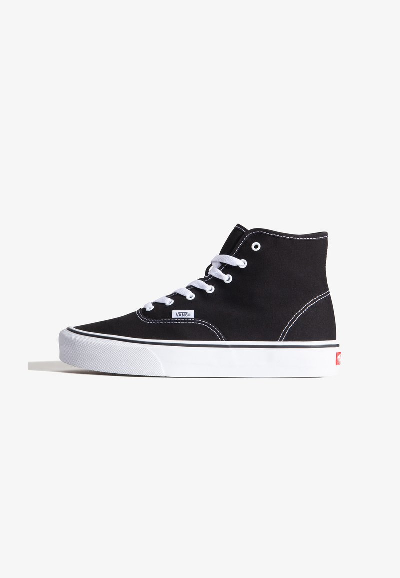 Μαύρο ψηλό αθλητικό Vans με λευκά κορδόνια, λευκή σόλα, λευκή ραφή και ετικέτα με το λογότυπο Vans στο πλάι, εμφανίζεται σε λευκό φόντο.