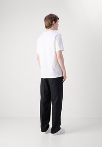 Tommy Hilfiger ESSENTIAL TEE - T-shirt imprimé - white