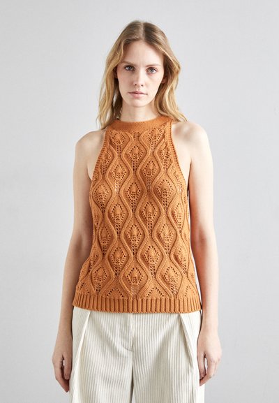 Haut à bretelles en maille couleur orange brûlé avec un motif ondulé texturé et un ourlet en côtes. Assorti à un pantalon large plissé crème.
