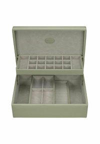 Boîte à bijoux en cuir vert avec un intérieur doux, dotée de plusieurs compartiments et séparateurs pour un rangement organisé. Couvercle à charnière avec une marque.