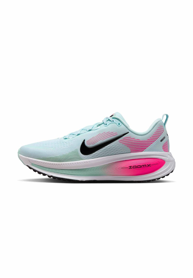 Chaussure de course Nike ZoomX bleu clair et rose avec logo swoosh noir et semelle blanche vue de côté sur fond blanc.