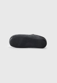 Sole di scarpa nera in lana con fondo in gomma testurizzata per la presa, supporto per l'arco curvo e design piatto per il comfort.