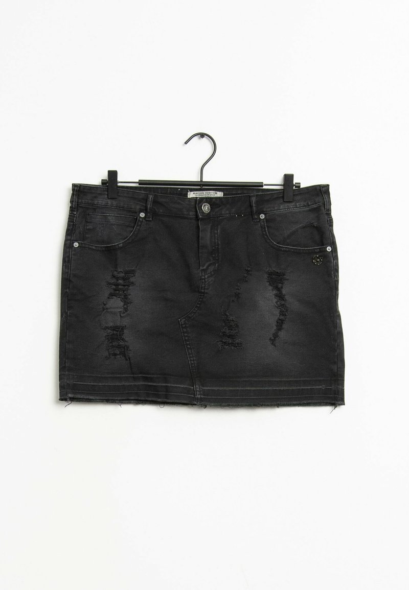 Jupe en denim noir avec des accents usés, un bouton à l'avant et cinq poches. Elle a une coupe droite avec un ourlet légèrement effiloché.