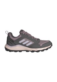 Zapatillas deportivas grises y lavanda con parte superior de malla, suela de goma y tres franjas blancas; presentan una lengüeta en el talón para facilitar su uso.