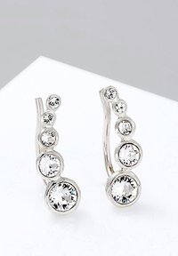 Orecchini a cerchio in argento con molteplici cristalli trasparenti rotondi di diverse dimensioni, disposti in un delicato motivo ascendente. Finitura liscia.