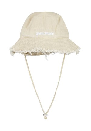 Cappello a secchiello beige con bordi sfrangiati, cinturino regolabile sotto il mento e logo "Palm Angels" ricamato in bianco sulla parte anteriore.