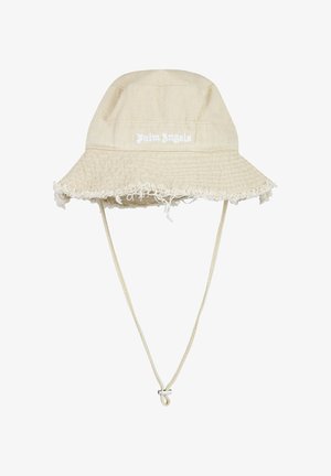 Cappello a secchiello beige con bordi sfrangiati, cinturino regolabile sotto il mento e logo "Palm Angels" ricamato in bianco sulla parte anteriore.