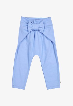 Jasnoniebieskie dziecięce spodnie z dużą materiałową kokardą na pasku, wykonane z miękkiego, elastycznego materiału.
