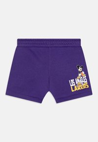 Lila pamut sort rugalmas derékkal, Mickey Mouse grafikával és "Los Angeles Lakers" felirattal fehér és sárga színben.