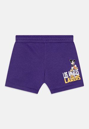 Lilla bomullsshorts med elastisk midje, med et grafisk motiv av Mickey Mouse og teksten "Los Angeles Lakers" i hvitt og gult.