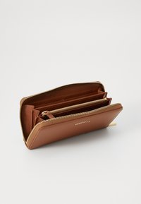 Portefeuille en cuir marron avec une finition texturée, doté de fermetures éclair dorées et de plusieurs compartiments pour une meilleure organisation.