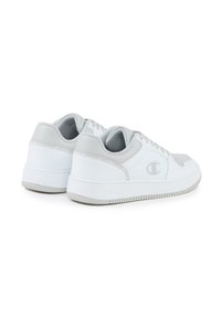 Weiße Sneaker mit grauen Akzenten, aus glattem Leder, mit einer runden Zehenpartie, Schnürdesign und einer strukturierten Gummisohle.