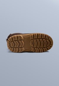 Brązowe obuwie z teksturowaną cholewką. Gruba, gumowa podeszwa zewnętrzna zygzakowaty wzór bieżnika dla lepszej przyczepności. Boczny zamek błyskawiczny ułatwiający zakładanie i zdejmowanie.