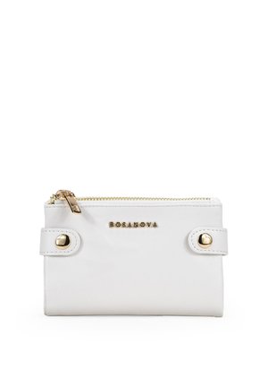 Cartera de cuero blanco con cierre de cremallera, detalles con botones a presión y marca en relieve. Textura suave con forma rectangular compacta.