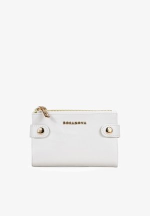 Cartera de cuero blanco con cierre de cremallera, detalles con botones a presión y marca en relieve. Textura suave con forma rectangular compacta.