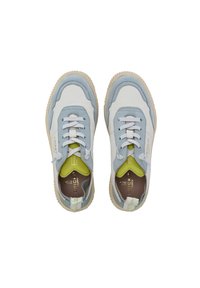 Sneaker azzurri e bianchi con upper in suede e pelle testurizzata, caratterizzati da un accento verde lime, lacci bianchi e una suola in gomma beige.