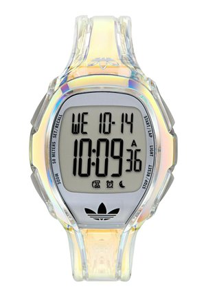 Montre numérique avec un bracelet en plastique translucide et irisé. Présente un cadran argenté avec un affichage numérique noir et le logo Adidas en bas.