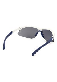 Occhiali da sole con montatura bianca e dettagli blu, lenti angolari e bracci texturizzati. Le lenti sono di colore grigio scuro, progettate per l'uso all'aperto.