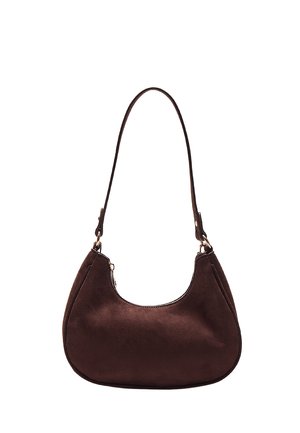 Smeđa antilop torba u obliku polumjeseca s jednim remenom i detaljima od zlata toniranog metala.