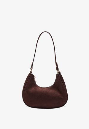 Sac bandoulière en daim marron en forme de croissant avec une seule lanière et des détails en métal doré.