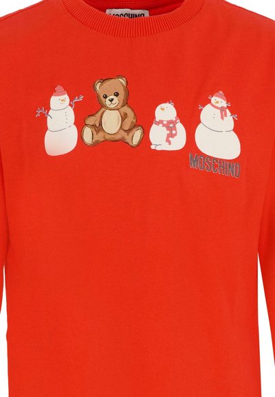 Pullover di cotone rosso con illustrazioni di un orso e tre pupazzi di neve, con colletto a coste e testo "Moschino" in argento.