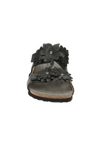 Musta nahkainen sandaali, jossa on kolmiulotteiset kukkaakcentit ja vaaleansinisiä koristeita, teksturoitu pohjallinen ja korkkijalkapohja.