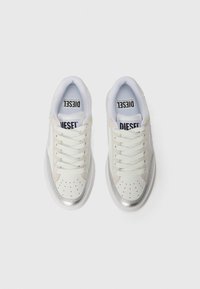 Sneaker bianche con dettagli in suede grigio chiaro, particolari metallici argento e punta perforata. Presentano lacci piatti e un'etichetta con il marchio sulla linguetta.