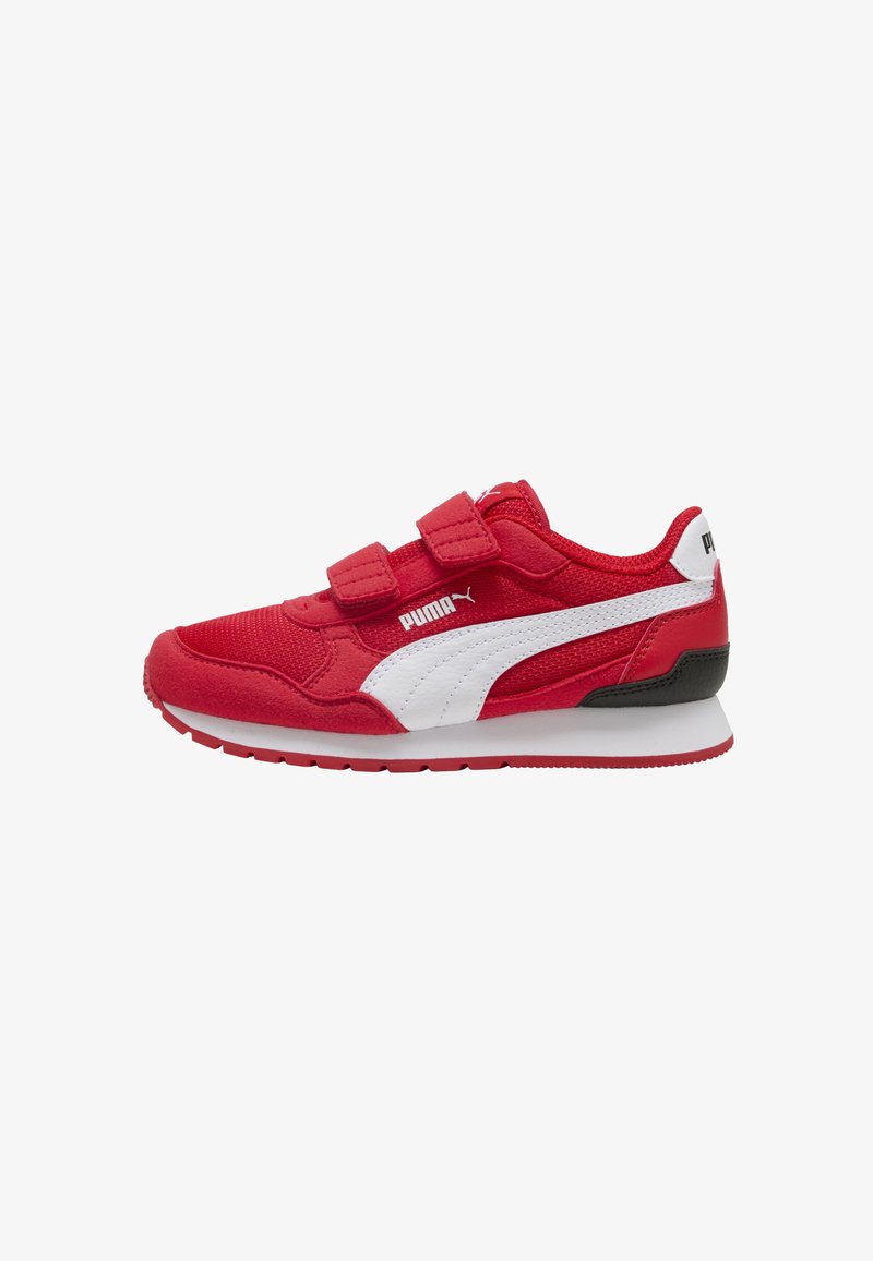 Baskets rouges Puma avec bande blanche, deux sangles Velcro, détail noir au talon et semelle blanche, vues de côté sur fond blanc.
