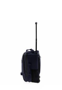 Mochila de ruedas en color navy con asa retráctil, compartimentos con cremallera, tela duradera y bolsillo lateral de malla. Ruedas suaves para una fácil movilidad.