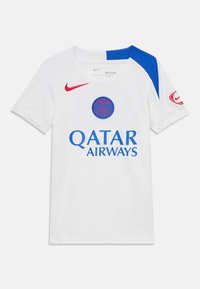 Hvit atletisk drakt med blå og røde aksenter. Har rund hals, korte ermer, et sirkulært logo, og "QATAR AIRWAYS" i blå tekst.