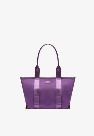 Sac fourre-tout violet avec deux longues bretelles d'épaule et une petite étiquette de marque en métal au centre supérieur.