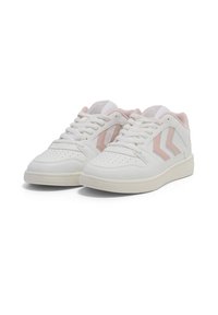 Witte sneakers met zachte roze accenten, voorzien van een geperforeerde neus, vetersluiting en een gevoerd tong. Gemaakt van glad synthetisch materiaal en een rubberen zool.