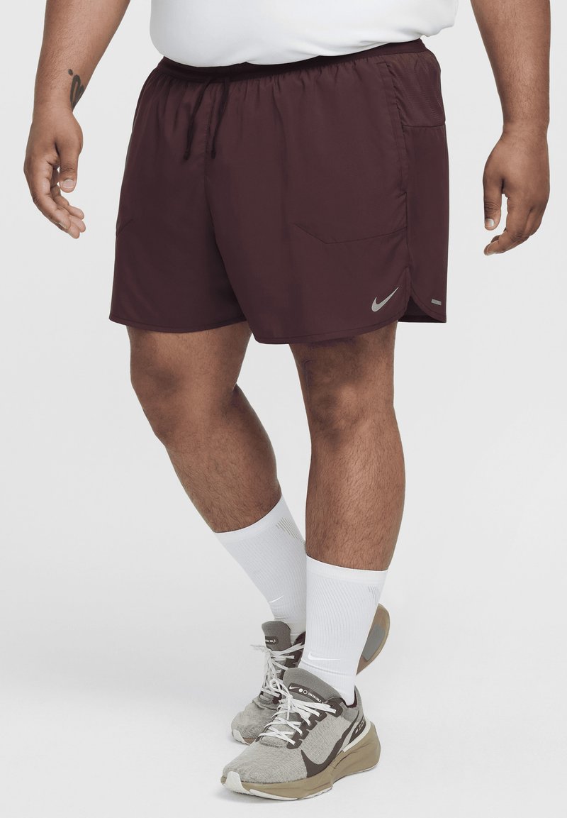 Nike Performance STRIDE - Pantalón corto de deporte - burgundy crush black reflective silv