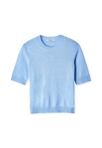 Svetlo modra kratkozapestna pletena majica s krožnim izrezom, rebrastimi manšetami in robom, gladko teksturo in minimalističnim dizajnom.