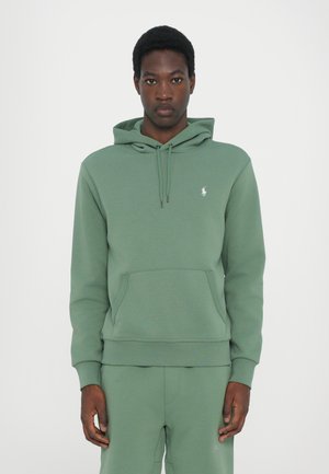 Felpa verde in cotone con tasca a marsupio, cappuccio regolabile con cordino e piccolo logo ricamato sul petto. Tessuto morbido.